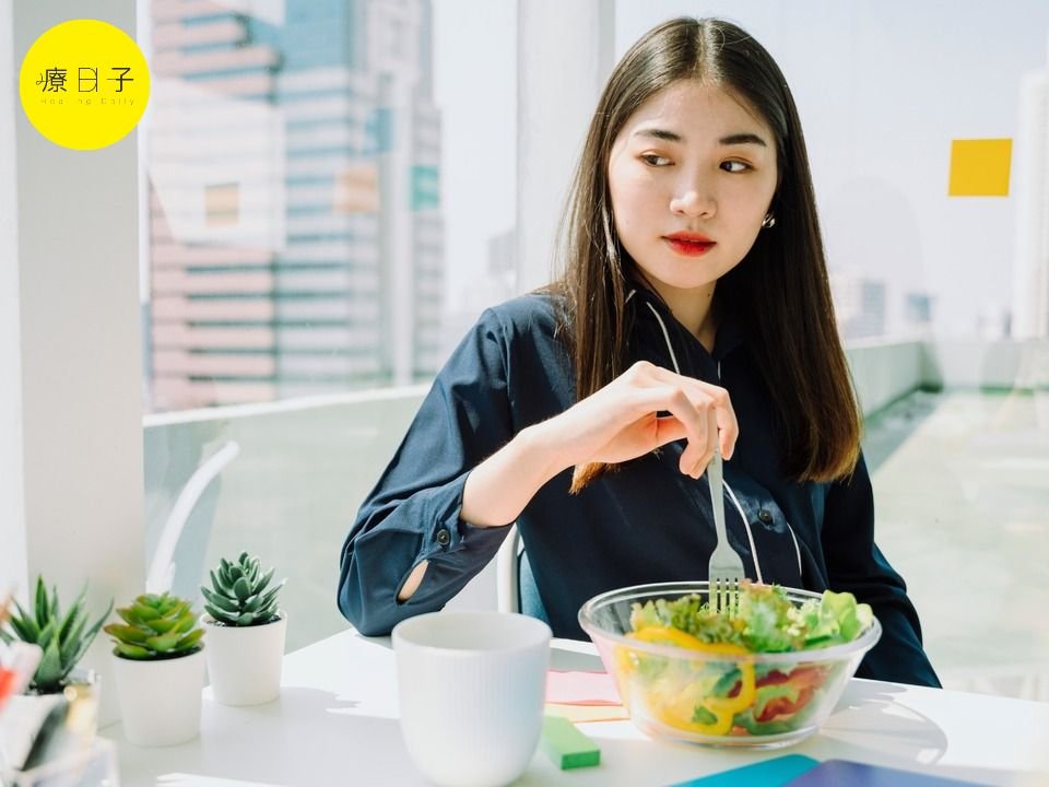 香菜、柑橘類水果讓容易曬黑！快避開「感光食物」降低黑色素生成風險  香菜、柑橘類水果讓容易曬黑！快避開「感光食物」降低黑