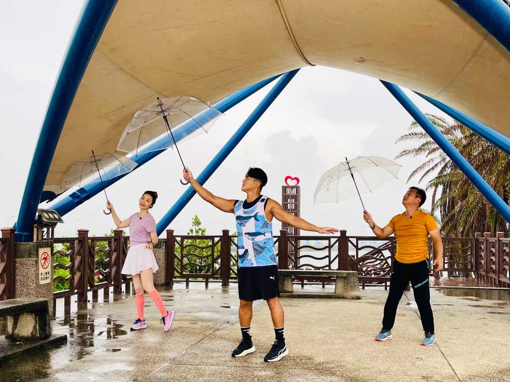 #余朱青通告日常 撐著雨傘跳舞的大家好可愛!