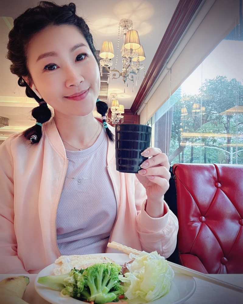 出門工作很難吃到一天所需的青菜，所以在飯店吃早餐時就先把蔬菜吃起來  #余朱青