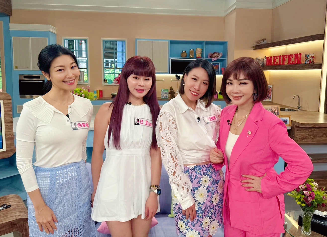 每次到 #美鳳有約 錄影 真的很像跟姐妹們在家聊天很放鬆～ 時間一下就過得很快