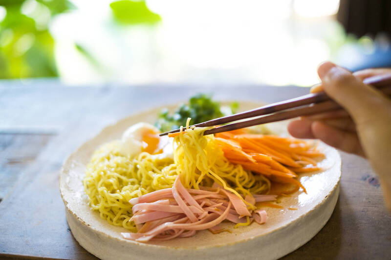 涼麵「這樣」吃更棒！ 營養師授4技巧：搭配豆漿〖自由健康網