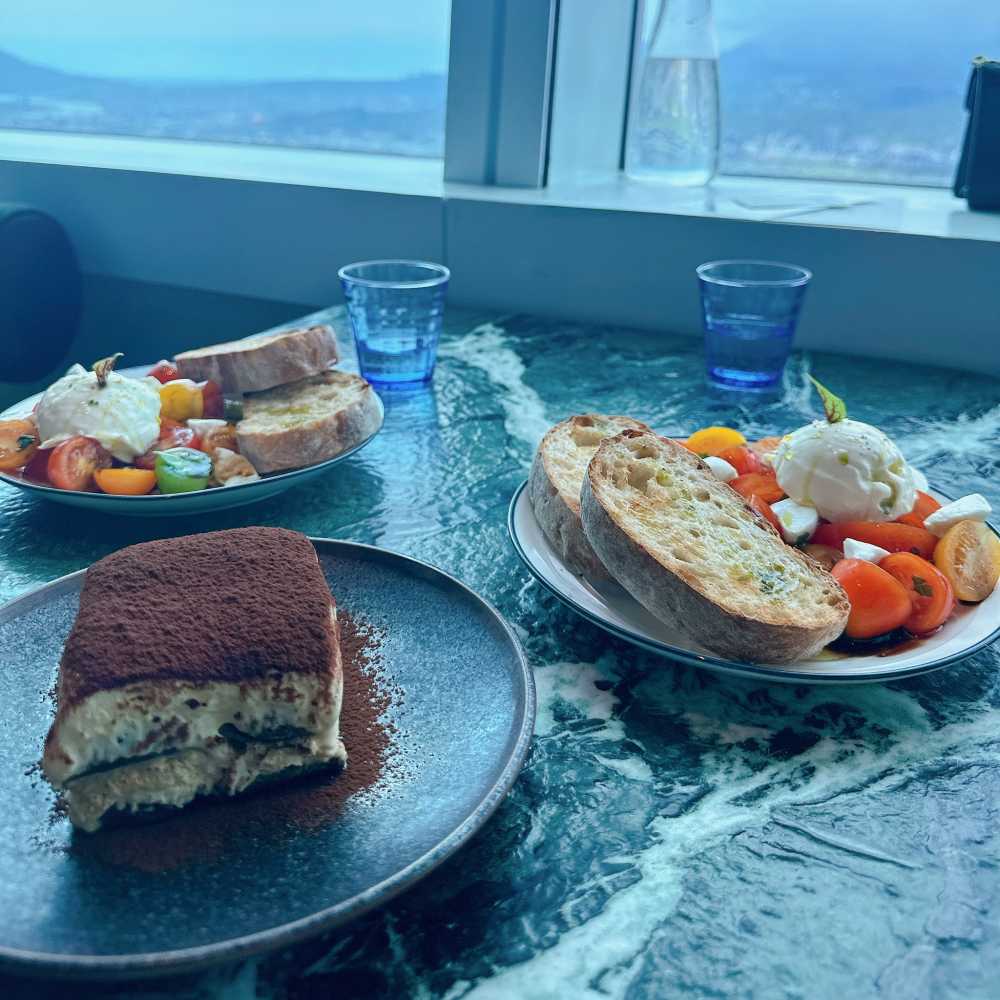 跟朋友去101裡面喝咖啡 風景特別不一樣～